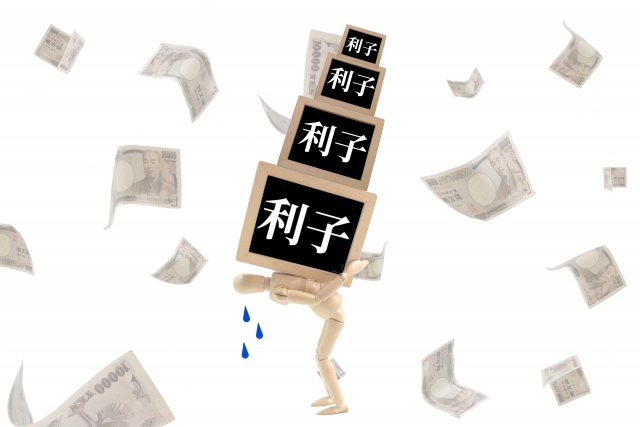 お金を手に頭を抱える。栃木市で債務整理の無料相談が弁護士にできます